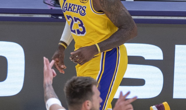 ESPN：湖人易主时东契奇获提前通知后祝贺 詹姆斯未被告知&amp;未发声