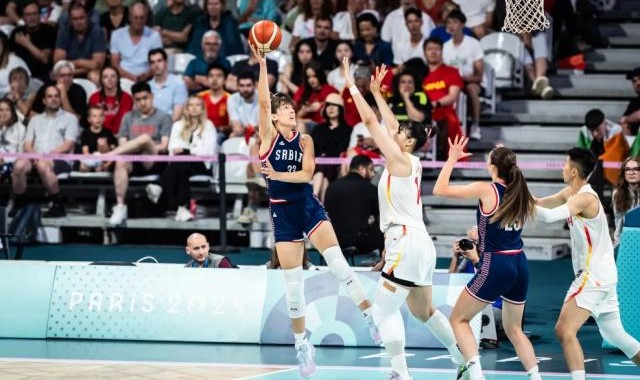 奇异果官方平台-疯狂丢篮板！防挡拆形同虚设！中国女篮丢失杀手锏